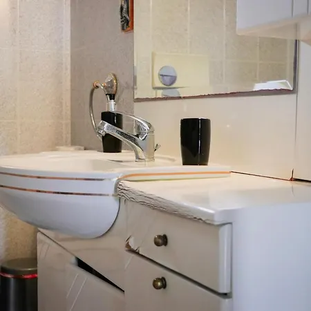 Renaissance Holidays 펜션 *